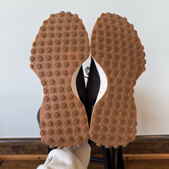 New! New Balance® 327 women's sneakers size 9.5 in black suede and white - Picture 6 of 7